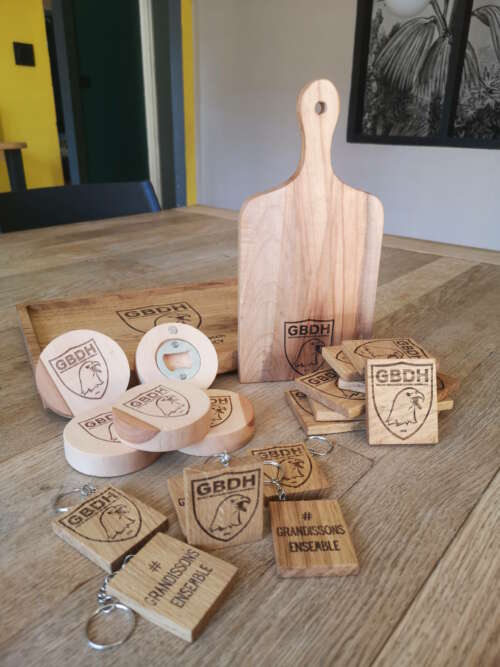 Goodies en bois personnalisés GBDH avec porte-clés et planches gravées