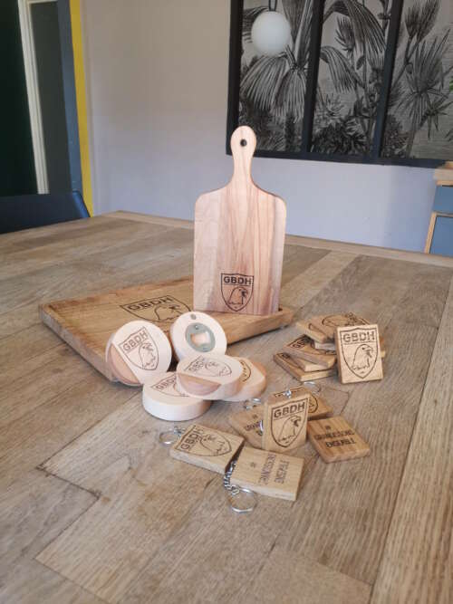 Porte-clés en bois gravé, décapsuleurs et planche personnalisée GBDH