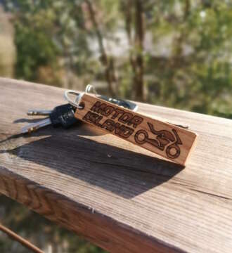 Porte-clés en bois gravé Motor Island avec logo moto stylisé