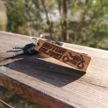 Porte-clés en bois gravé Motor Island avec logo moto stylisé
