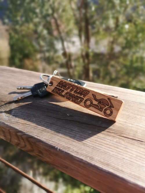 Porte-clés en bois gravé Motor Island avec logo moto stylisé