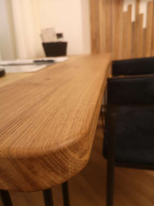 Détail du plateau en chêne massif 4 cm – finition artisanale