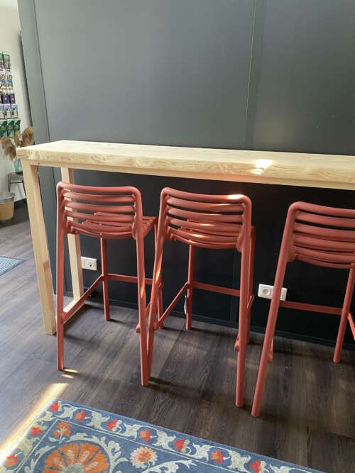 Table haute conviviale pour 4 personnes, idéale cuisine ou bureau