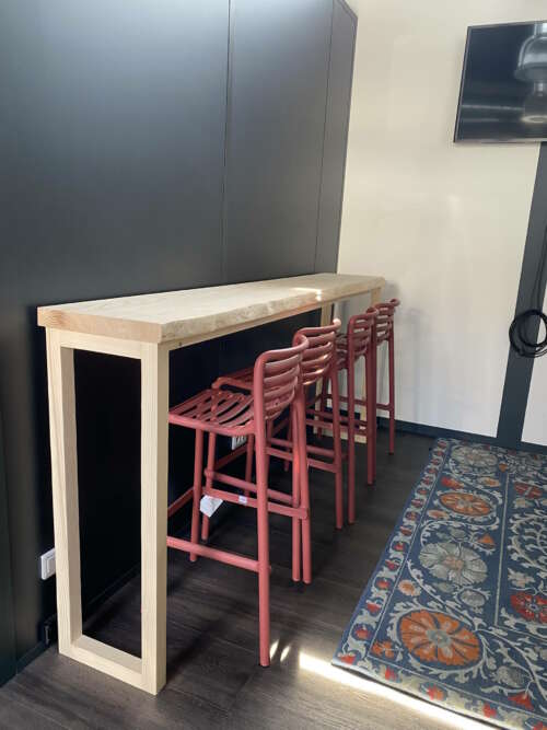 Mobilier artisanal durable pour espace repas ou coworking