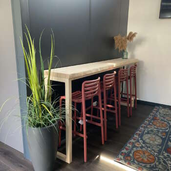 Table de bar mange-debout en bois massif clair avec tabourets design rouges