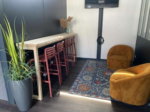 Mobilier artisanal durable pour espace repas ou coworking