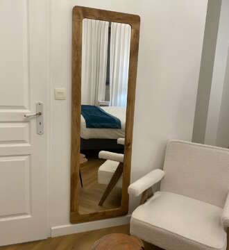 Miroir sur mesure arrondi en chêne massif posé dans une chambre design
