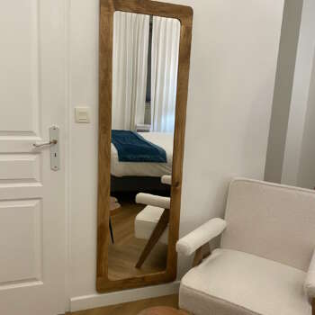 Miroir sur mesure arrondi en chêne massif posé dans une chambre design