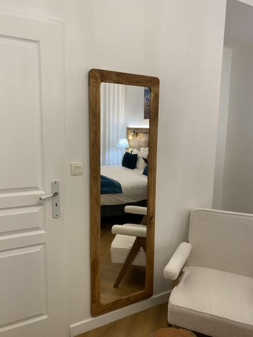 Miroir en bois massif artisanal avec cadre arrondi en chêne