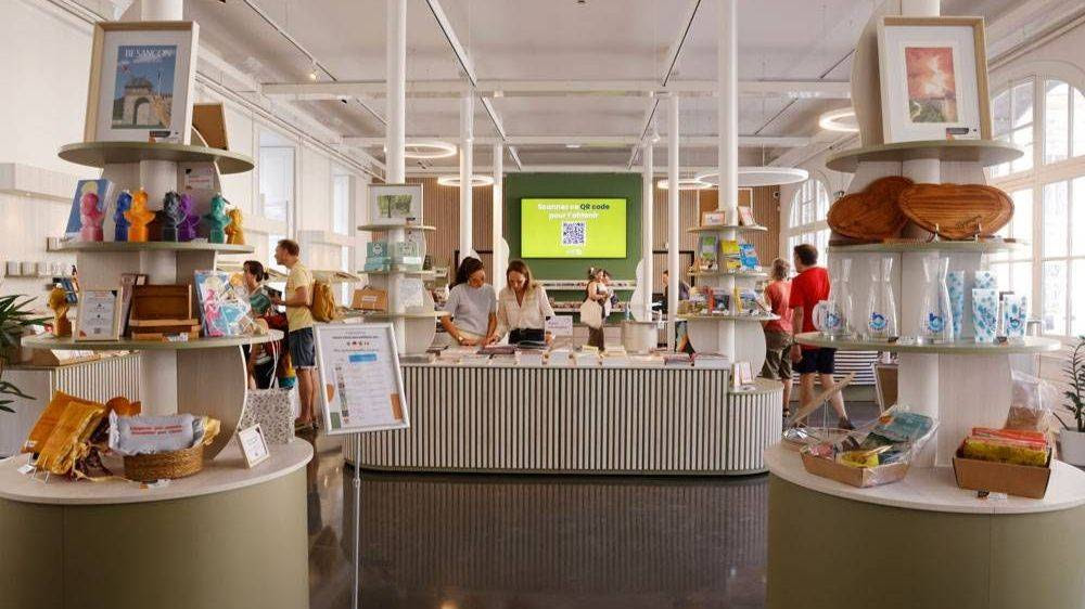Boutique de l'Office de Tourisme de Besançon présentant des objets et créations en bois de la Manufacture Dubosc et Fils.