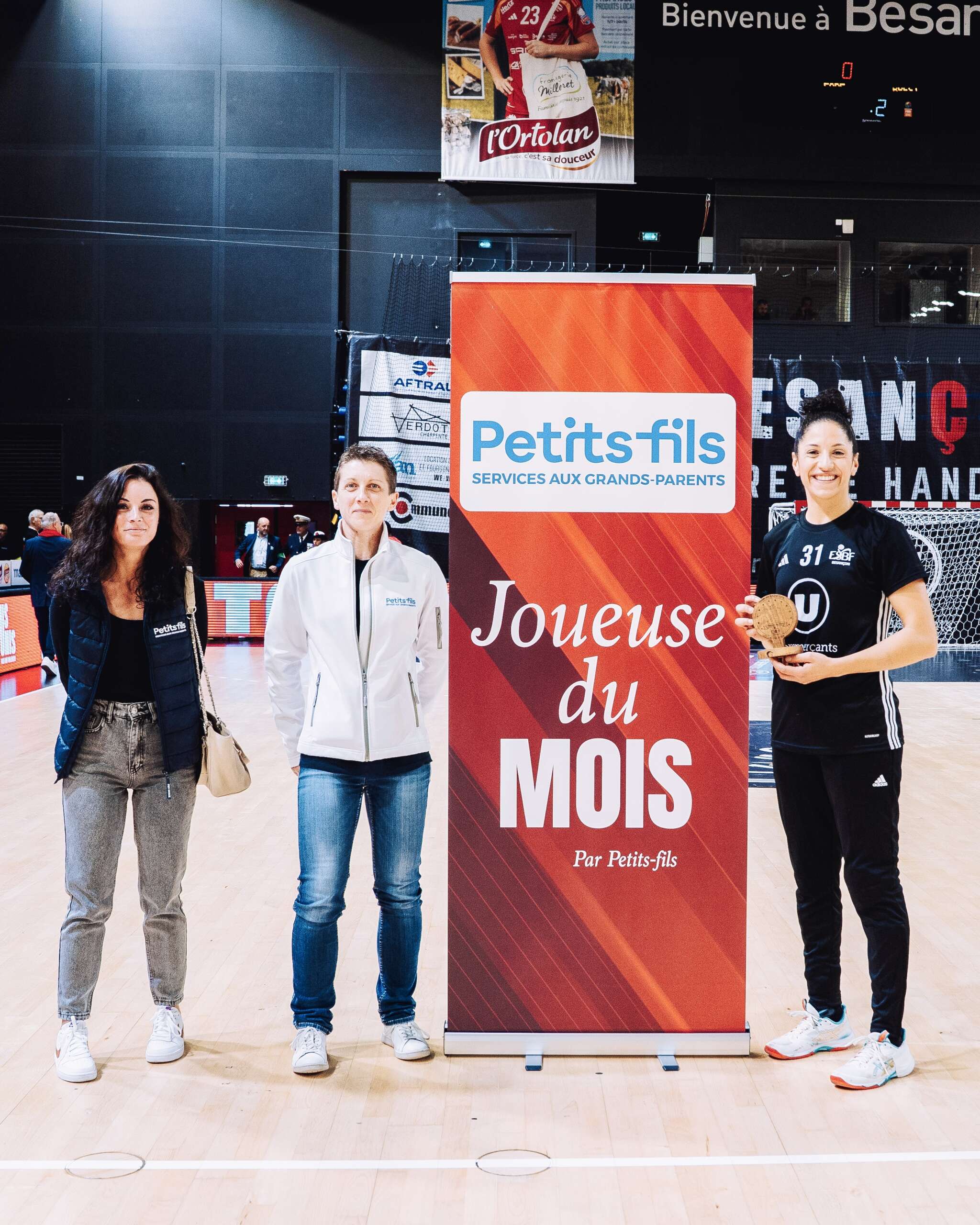 Trophée ESBF Besançon en bois massif réalisé par la Manufacture Dubosc & Fils.