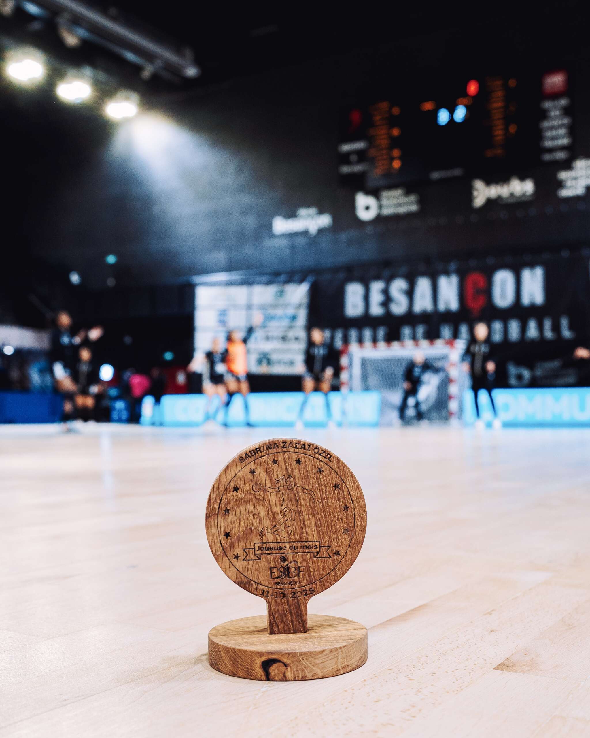 Trophée ESBF Besançon en bois massif réalisé par la Manufacture Dubosc & Fils sur le parquet de l’ESBF, conçu artisanalement par la Manufacture Dubosc & Fils.