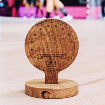 Trophée ESBF Besançon en bois massif réalisé par la Manufacture Dubosc & Fils pour la joueuse du mois de l’ESBF à Besançon.