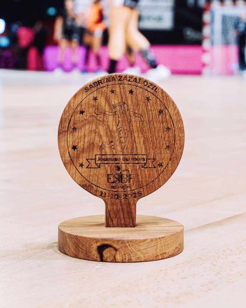 Trophée en bois massif réalisé par la Manufacture Dubosc & Fils pour la joueuse du mois de l’ESBF à Besançon.