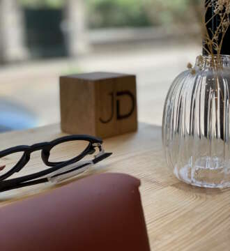 Cube d’entreprise gravé en bois massif fabriqué artisanalement en France – Manufacture Dubosc & Fils.