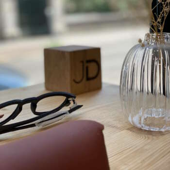 Cube d’entreprise gravé en bois massif fabriqué artisanalement en France – Manufacture Dubosc & Fils.