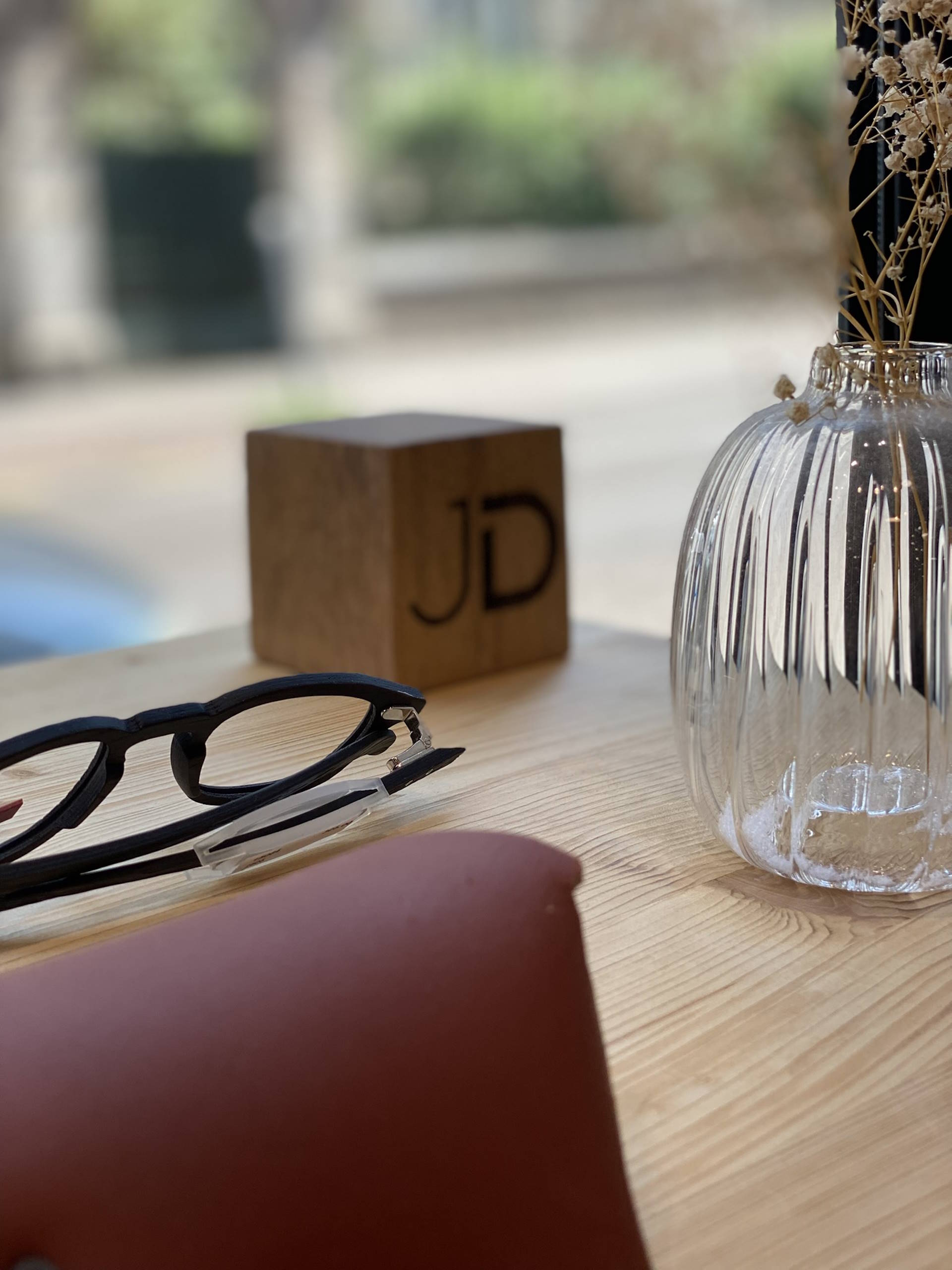 Cube d’entreprise gravé en bois massif fabriqué artisanalement en France – Manufacture Dubosc & Fils.