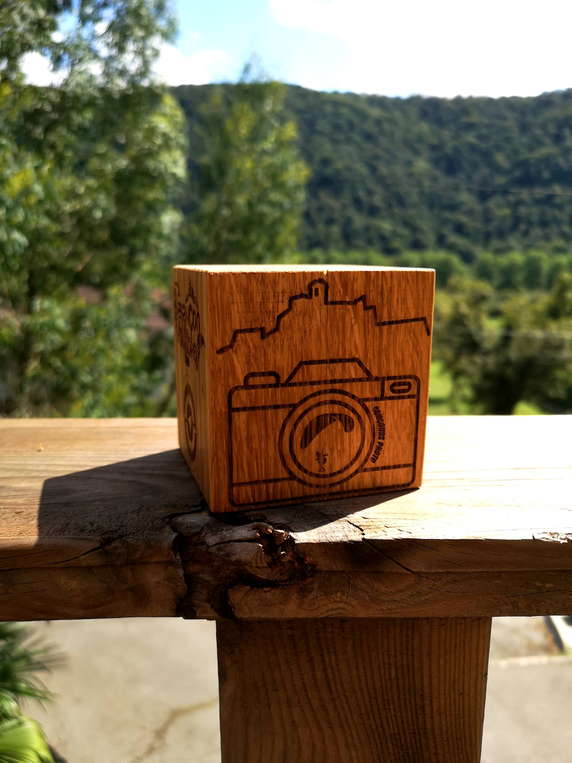 Trophées Besançon Vol Libre en bois massif fabriqués artisanalement par la Manufacture Dubosc & Fils, en partenariat avec Grand Besançon Métropole et Grandes Heures Nature.
