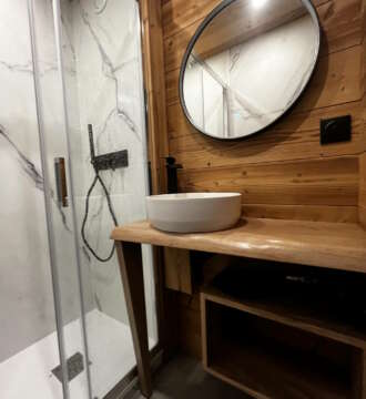 Meuble vasque en bois massif sur mesure – Fabrication artisanale en Franche-Comté par la Manufacture Dubosc & Fils.