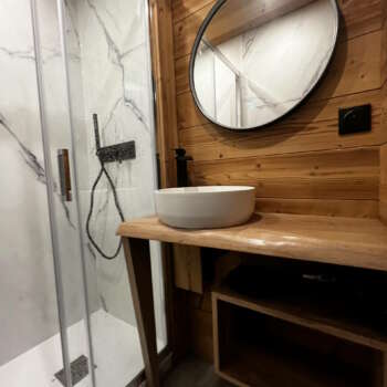 Meuble vasque en bois massif sur mesure – Fabrication artisanale en Franche-Comté par la Manufacture Dubosc & Fils.