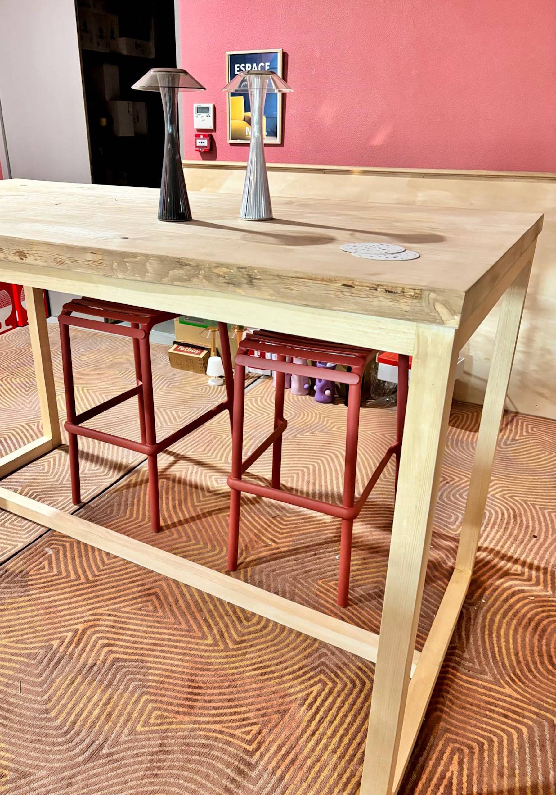 Table mange debout en bois massif au design épuré dans un intérieur contemporain.