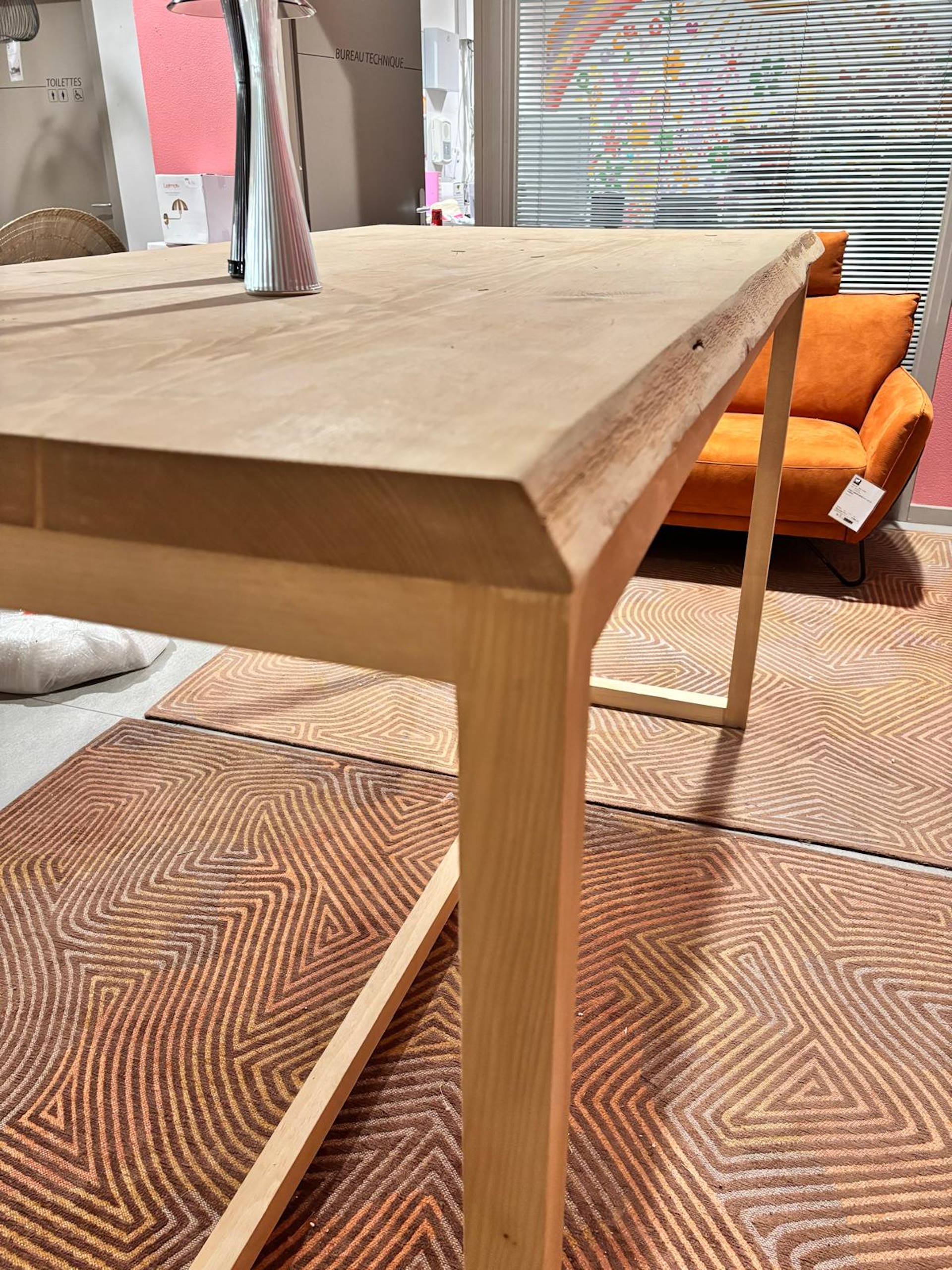 Table haute en bois massif avec finition naturelle brute et plateau élégant.