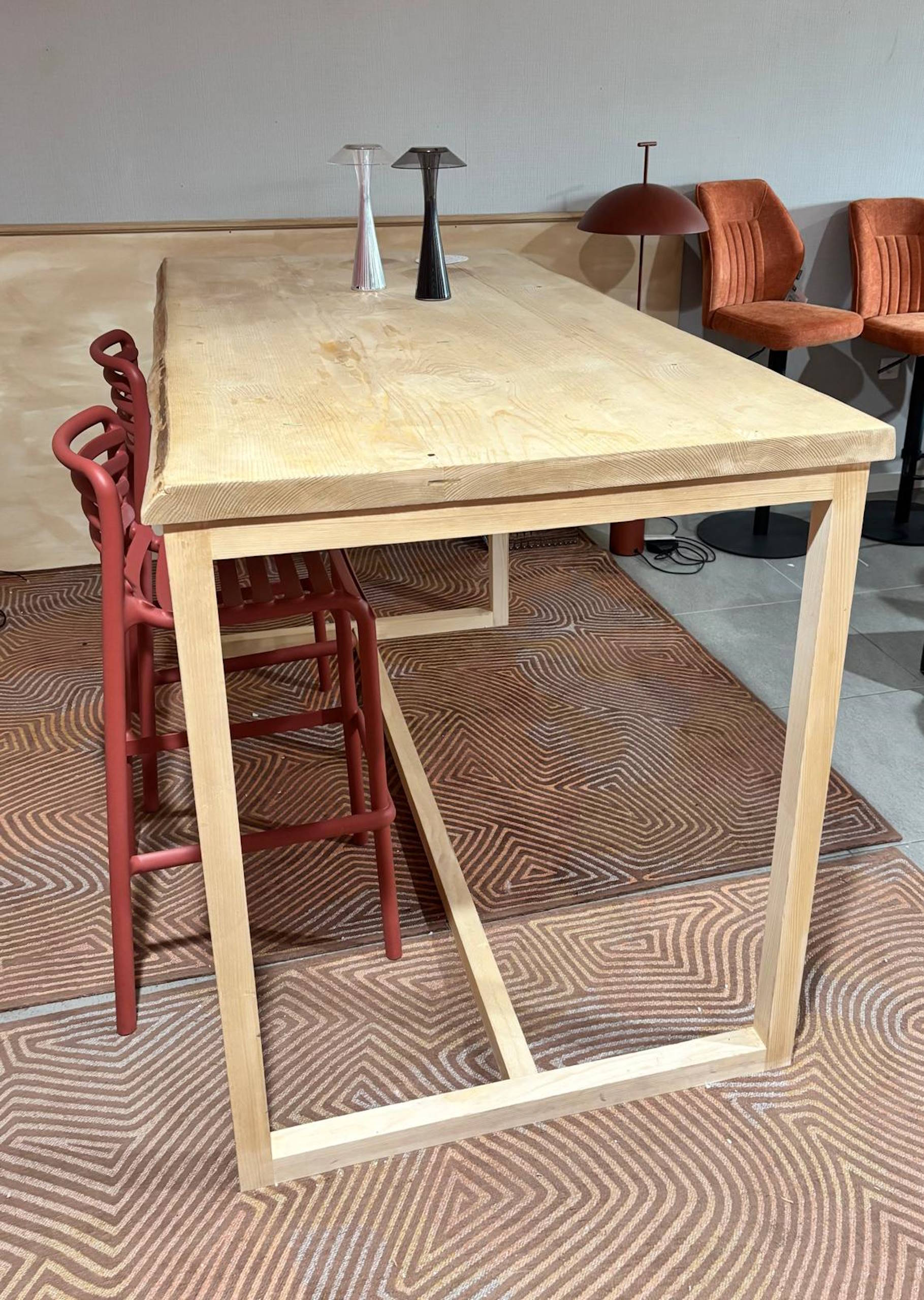 Table mange debout en bois local réalisée dans l’atelier Manufacture Dubosc & Fils à Deluz.