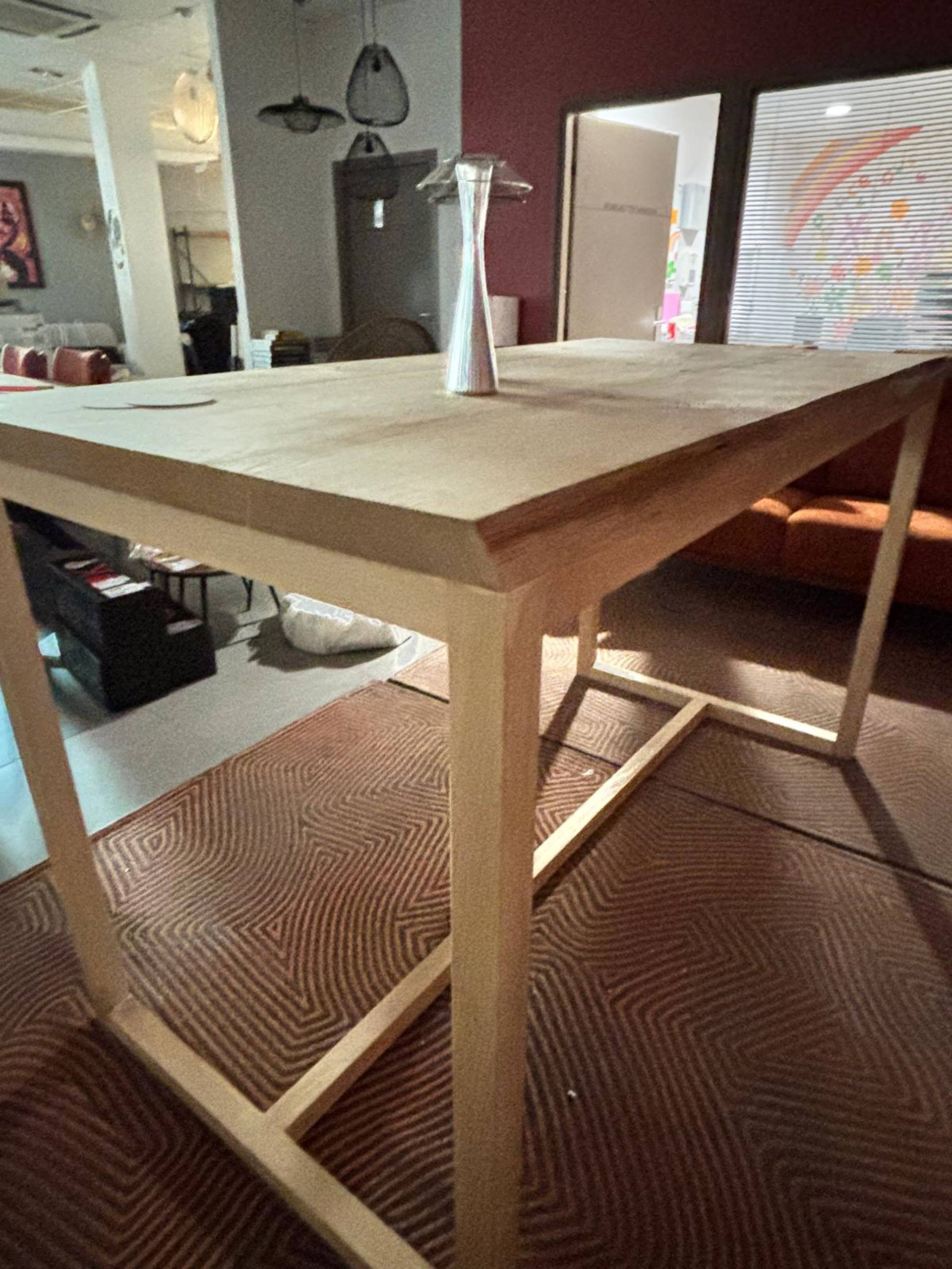 Détail du plateau en bois massif de la table haute mange debout – essence locale et durable.