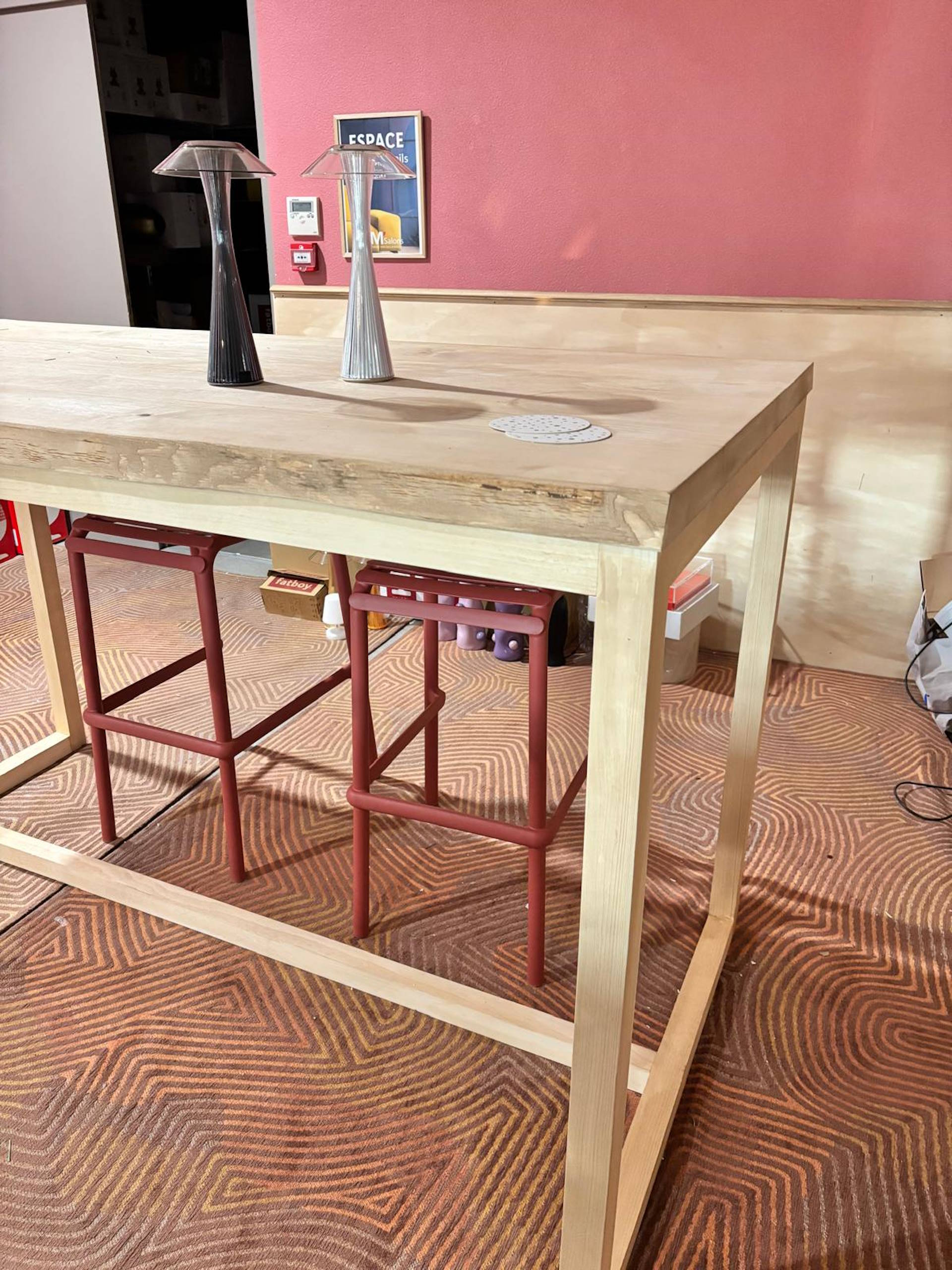 Table mange debout en bois massif assortie à des tabourets rouges – ambiance chaleureuse.