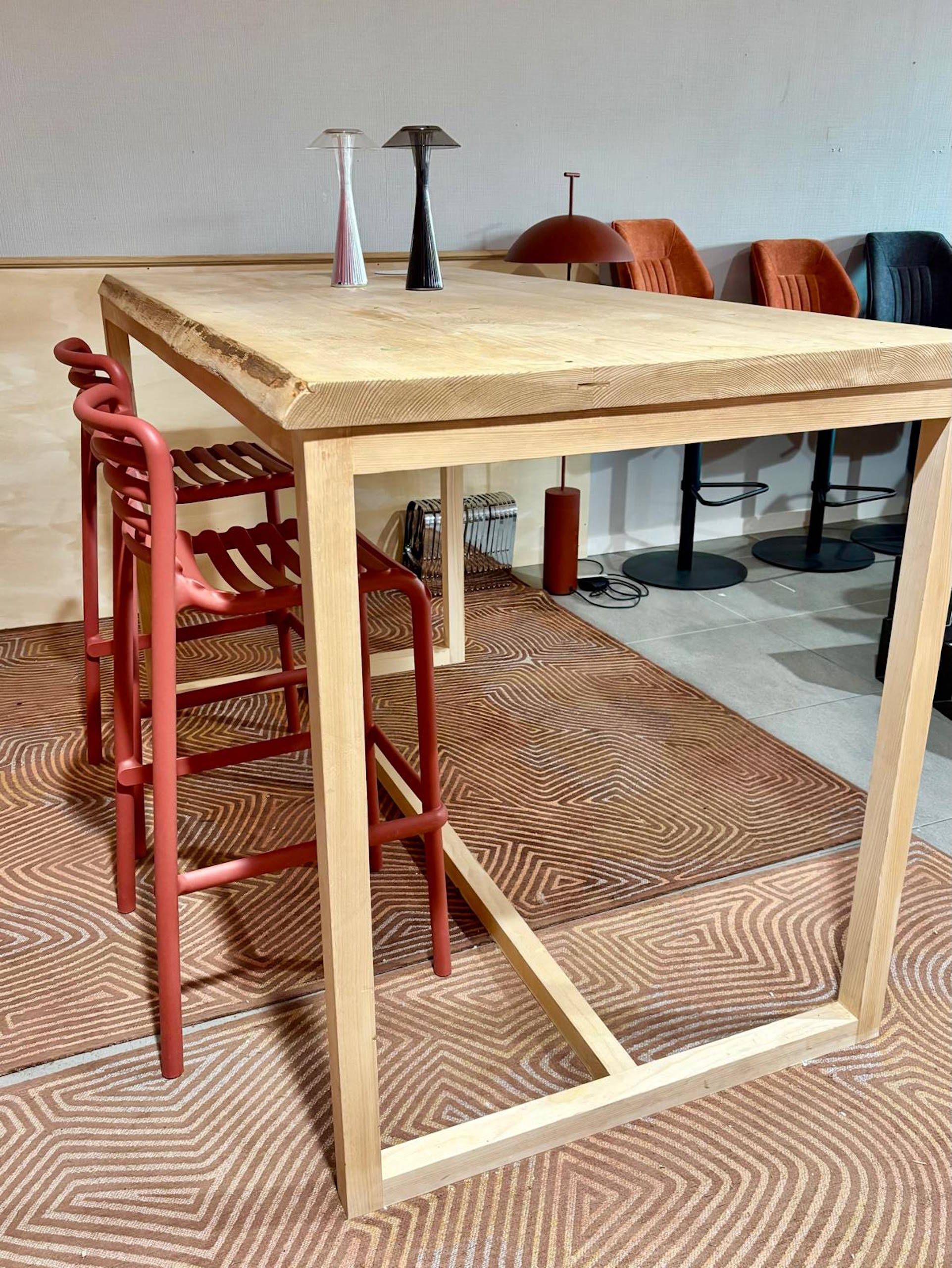 Table haute conviviale en bois massif – idéale pour les espaces de restauration ou coworking.