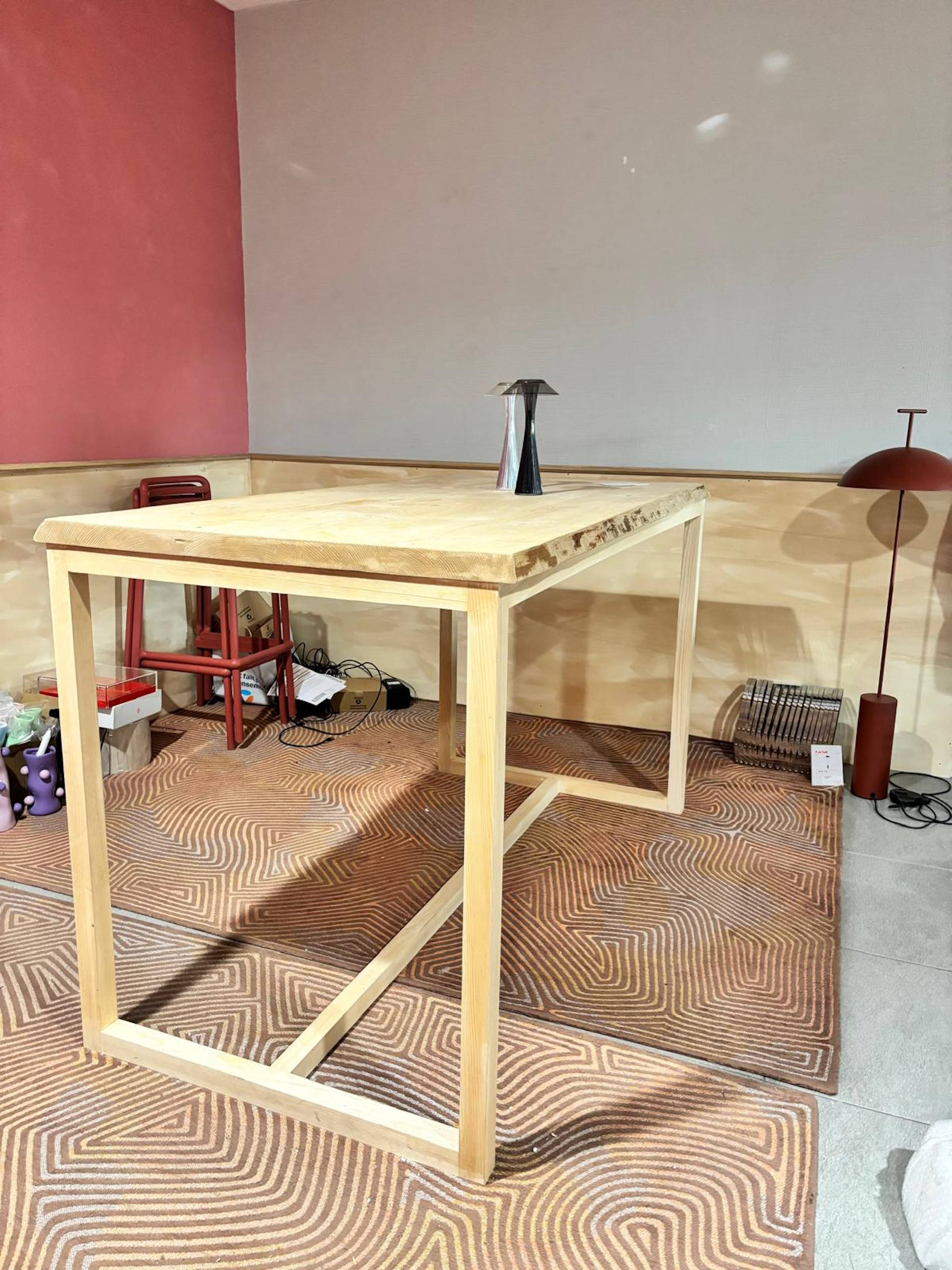 Table haute mange debout en bois massif fabriquée artisanalement en France – Manufacture Dubosc & Fils.