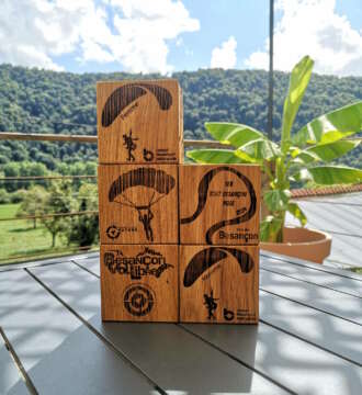 Trophées Besançon Vol Libre en bois massif fabriqués artisanalement par la Manufacture Dubosc & Fils, en partenariat avec Grand Besançon Métropole et Grandes Heures Nature.