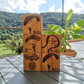 Trophées Besançon Vol Libre en bois massif fabriqués artisanalement par la Manufacture Dubosc & Fils, en partenariat avec Grand Besançon Métropole et Grandes Heures Nature.