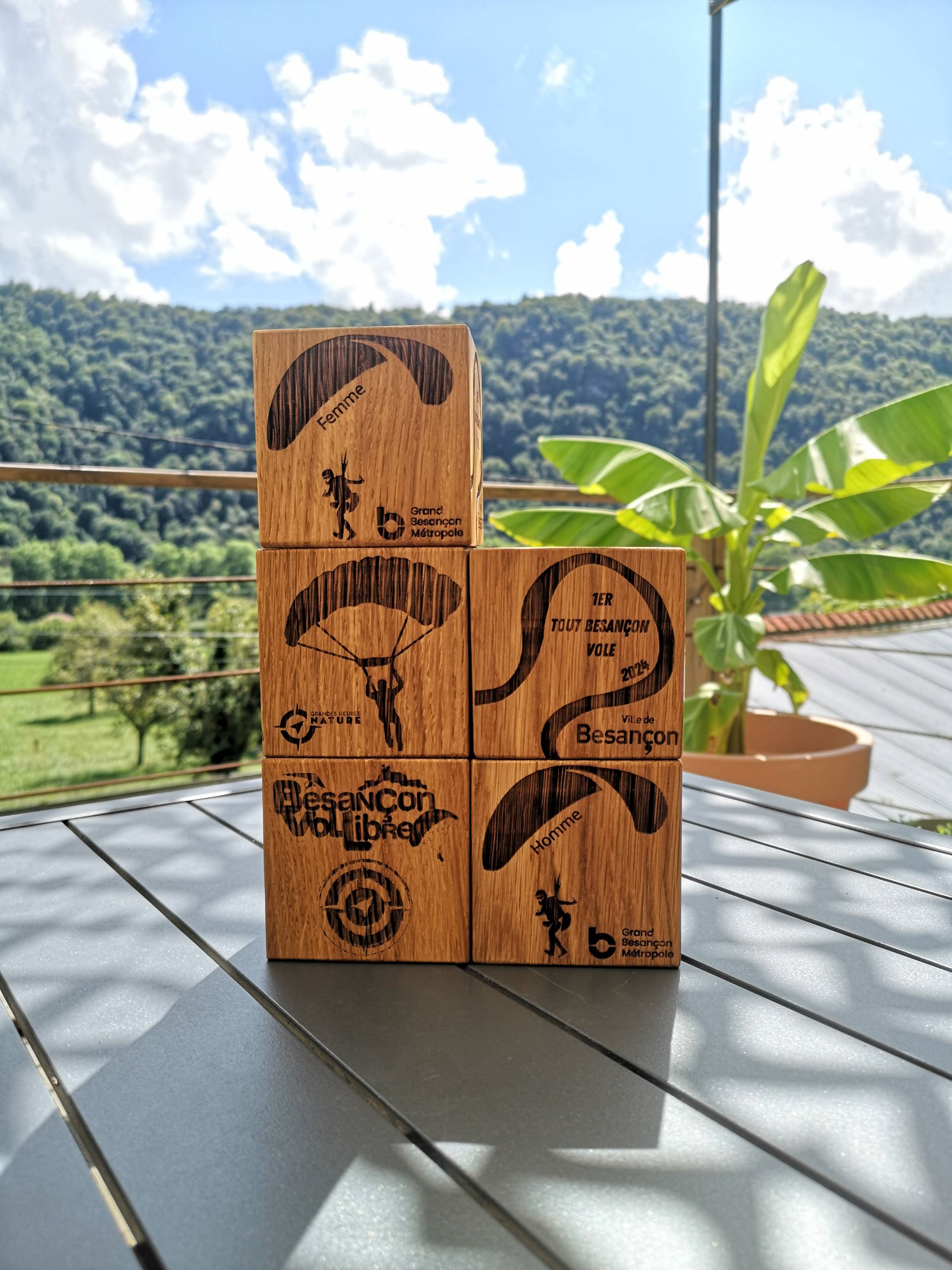 Trophées Besançon Vol Libre en bois massif fabriqués artisanalement par la Manufacture Dubosc & Fils, en partenariat avec Grand Besançon Métropole et Grandes Heures Nature.