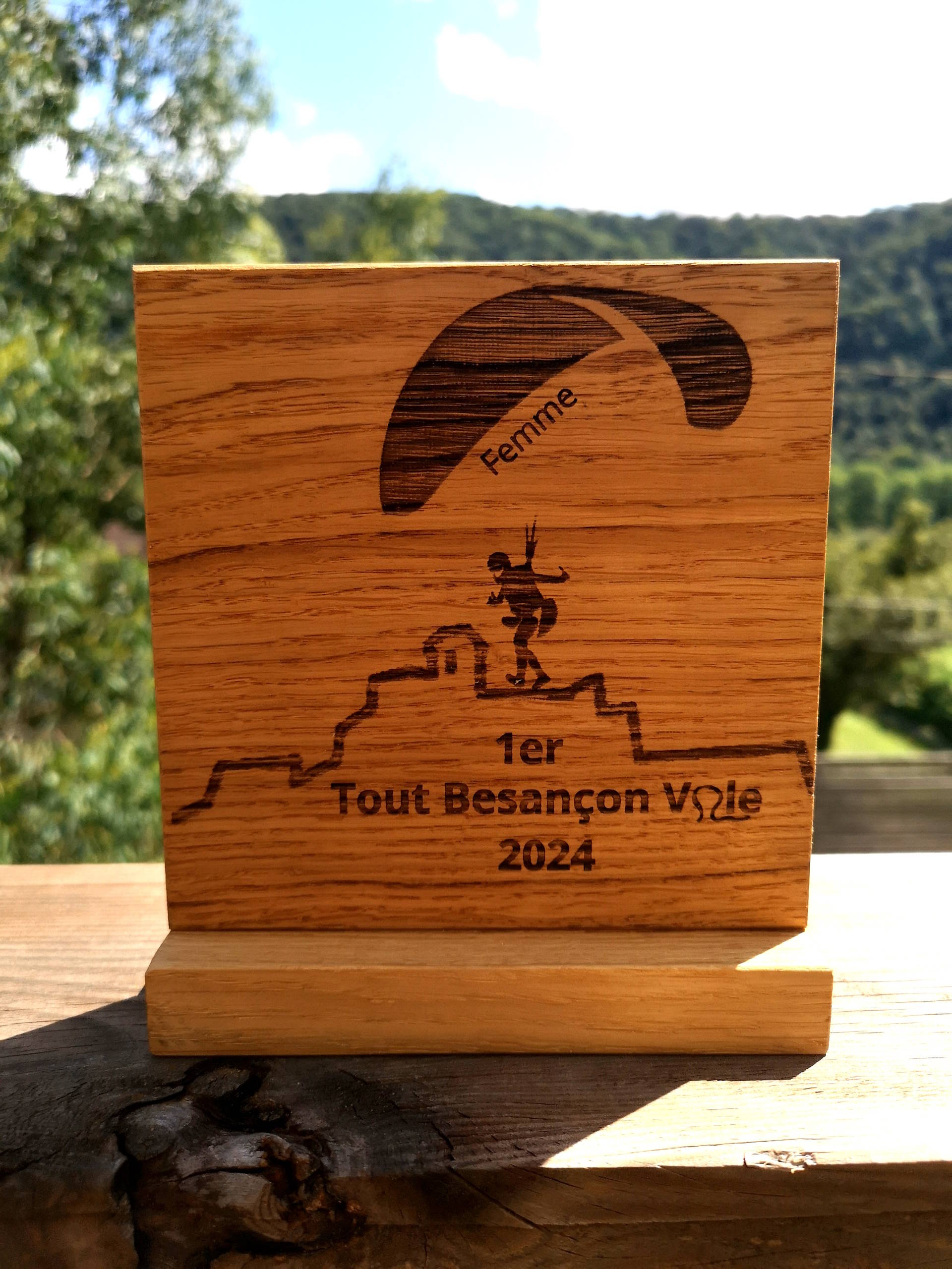 Trophées Besançon Vol Libre en bois massif fabriqués artisanalement par la Manufacture Dubosc & Fils, en partenariat avec Grand Besançon Métropole et Grandes Heures Nature.