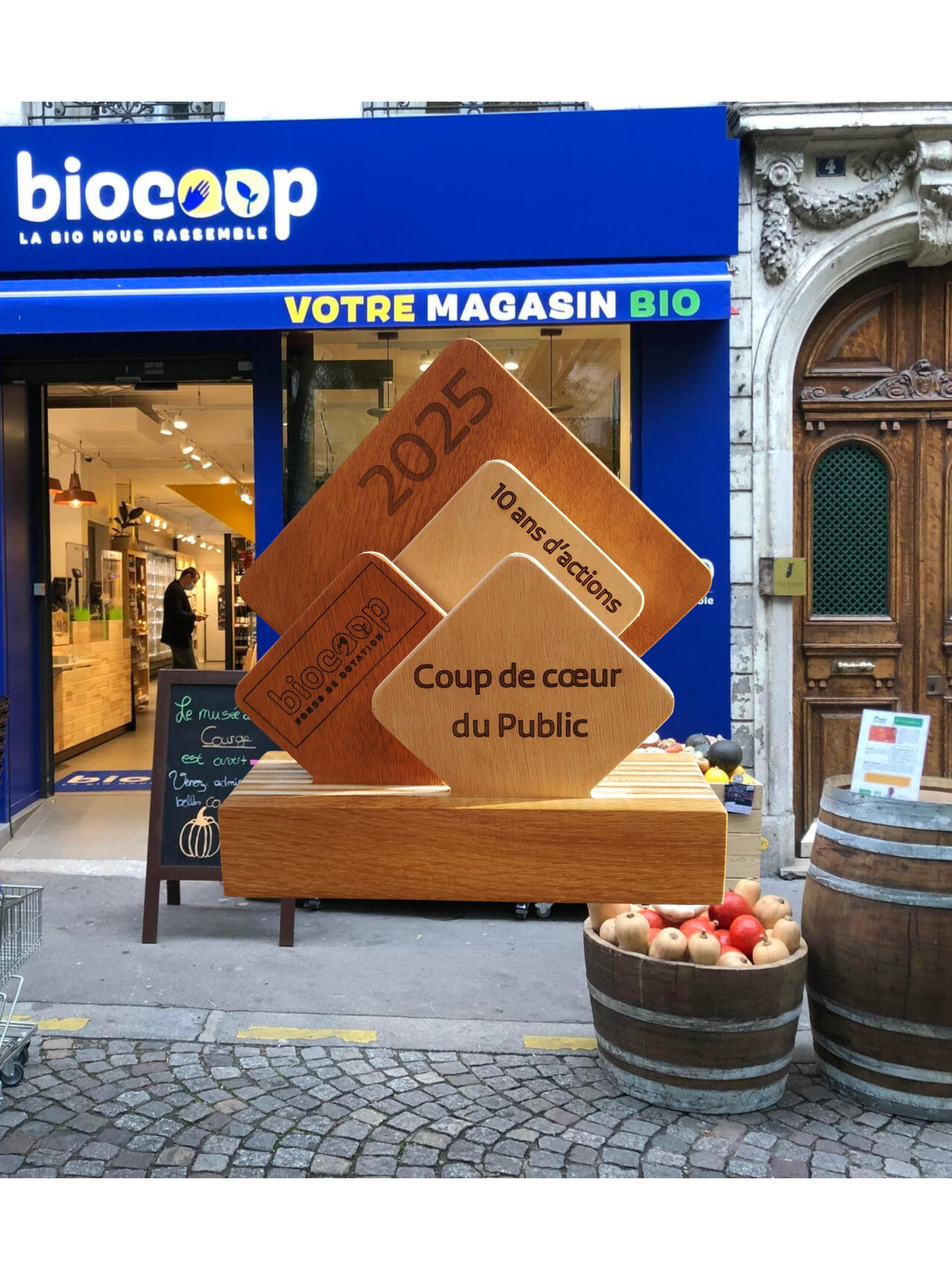 Série de trophées Biocoop 2025 en bois massif – récompenses artisanales écoresponsables.