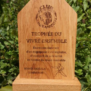 Trophée du Vivre Ensemble en bois massif fabriqué artisanalement pour le Club Sauvegarde de Besançon – Manufacture Dubosc & Fils.