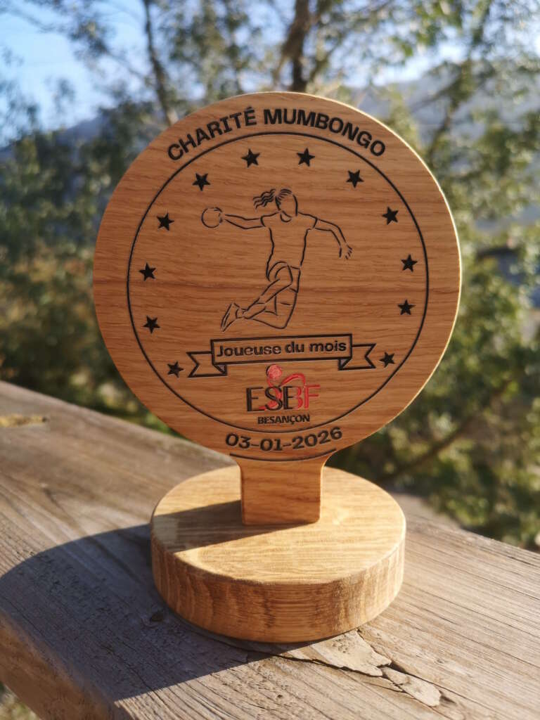 Trophée sportif en bois massif avec marquage DTF UV réalisé en collaboration avec CadCom à Saône.