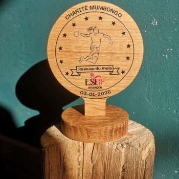 Trophée joueuse du mois ESBF en bois massif avec marquage DTF UV, fabrication artisanale française.