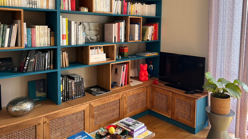 Bibliotheque en bois massif amenagement interieur sur mesure du sol au plafond avec éclairage intégré, fabrication artisanale