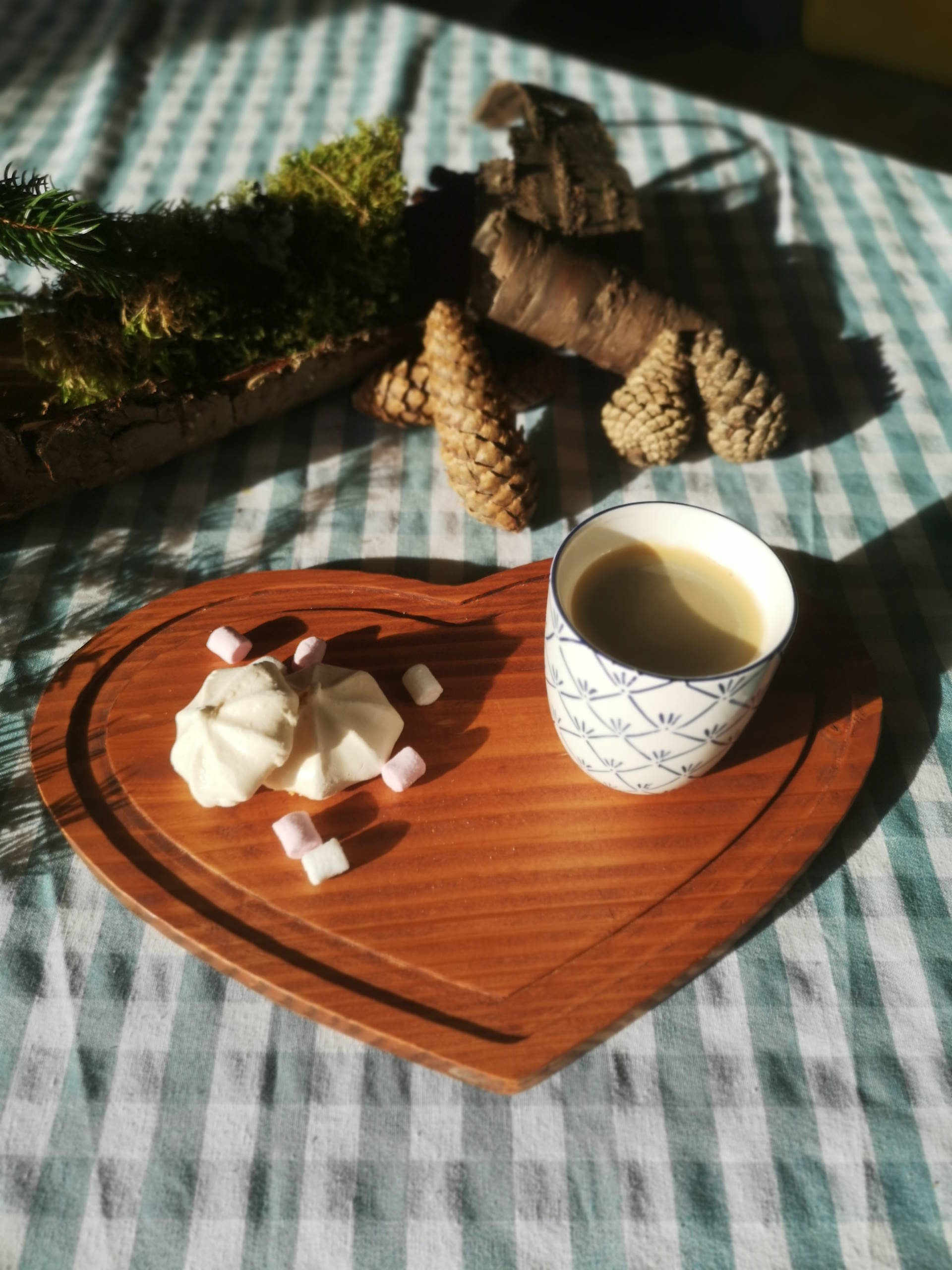 Dessous de plat en bois massif décoratif pour table de cuisine.