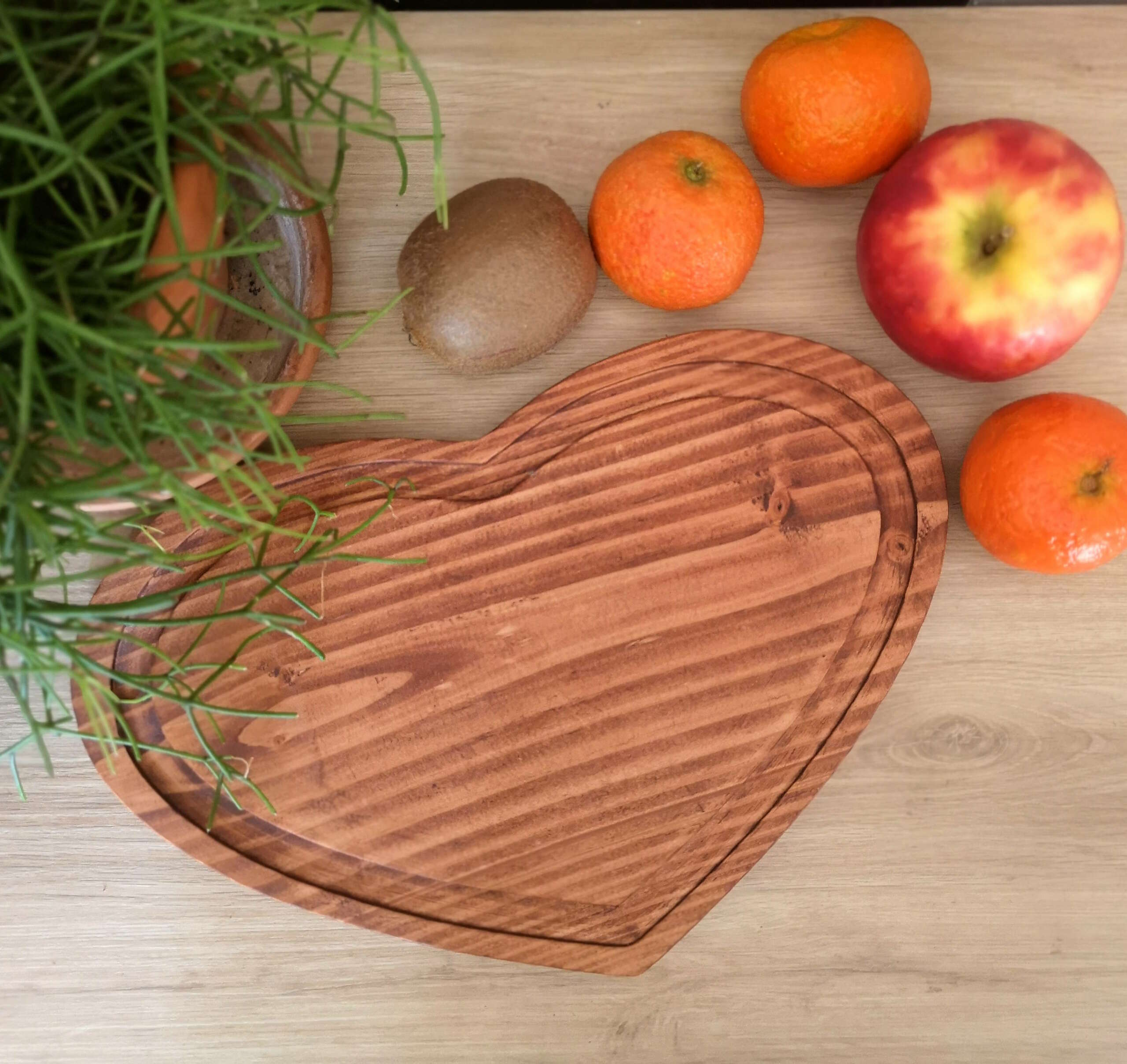 Dessous de plat en bois massif au design naturel et décoratif.