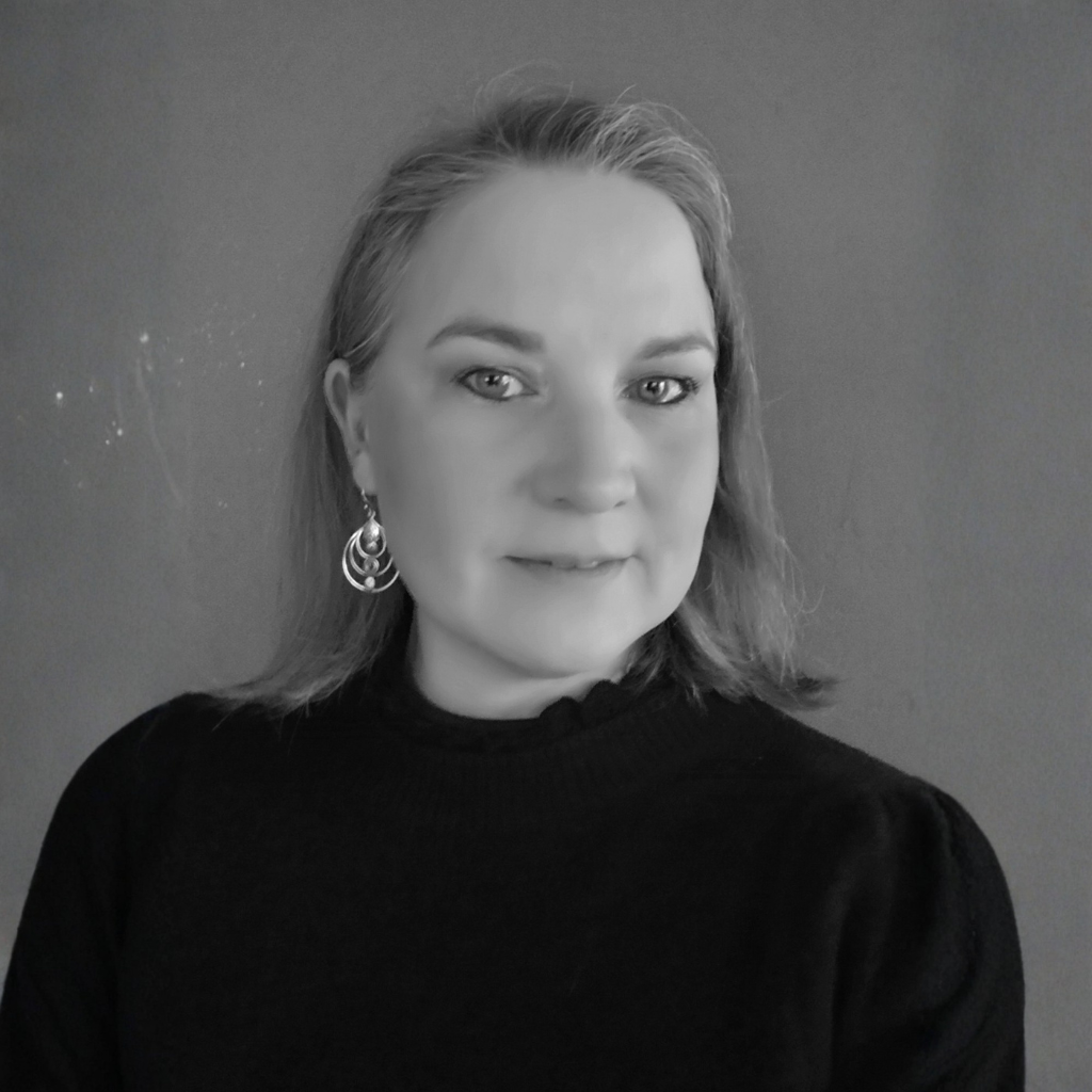 Portrait de Jennifer, membre de l'équipe de Manufacture Dubosc et Fils, spécialisée dans la création et la personnalisation d'accessoires en bois durable. Jennifer joue un rôle essentiel dans la conception des produits artisanaux disponibles sur notre boutique en ligne.