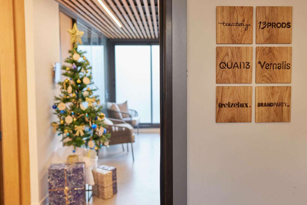 Plaque signalétique en bois massif sur mesure avec pictogramme – Fabrication artisanale française Manufacture Dubosc & Fils.