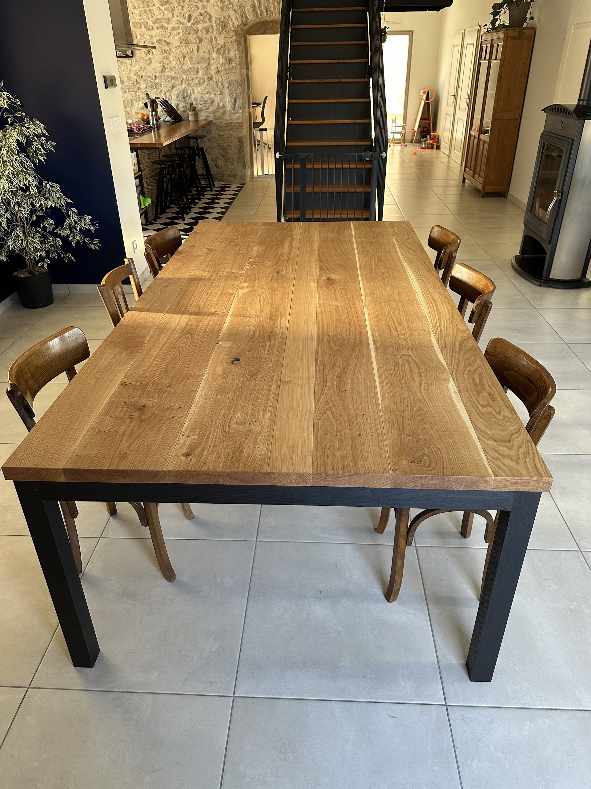 Grande table en chêne massif sur mesure 240 × 125 cm fabriquée artisanalement en France – Manufacture Dubosc & Fils.