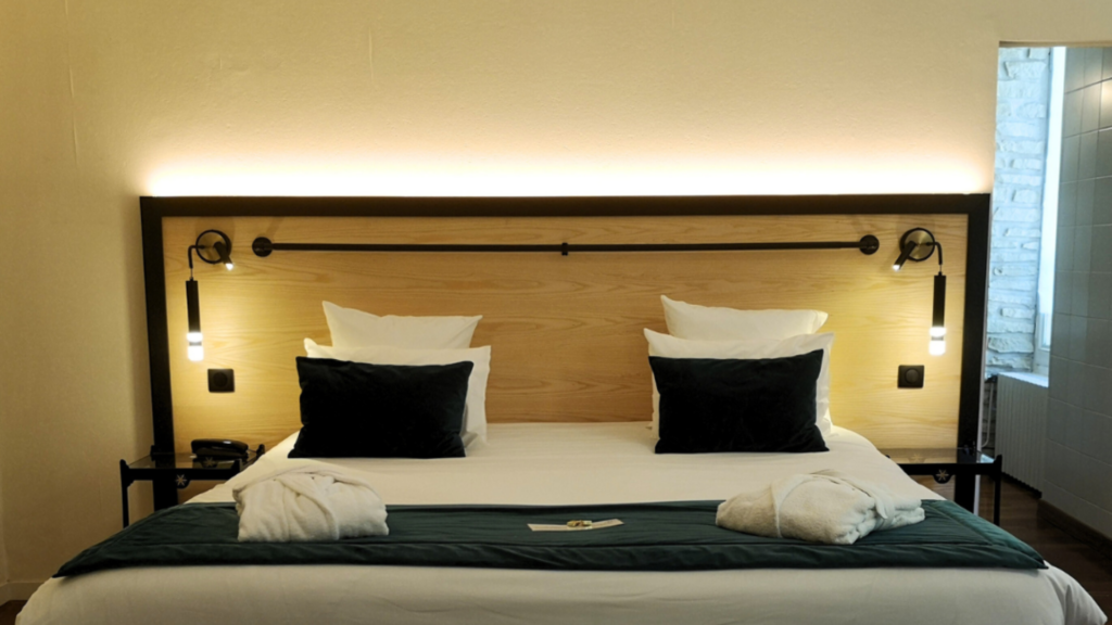 Tête de lit en bois massif sur mesure avec éclairage intégré, fabrication artisanale