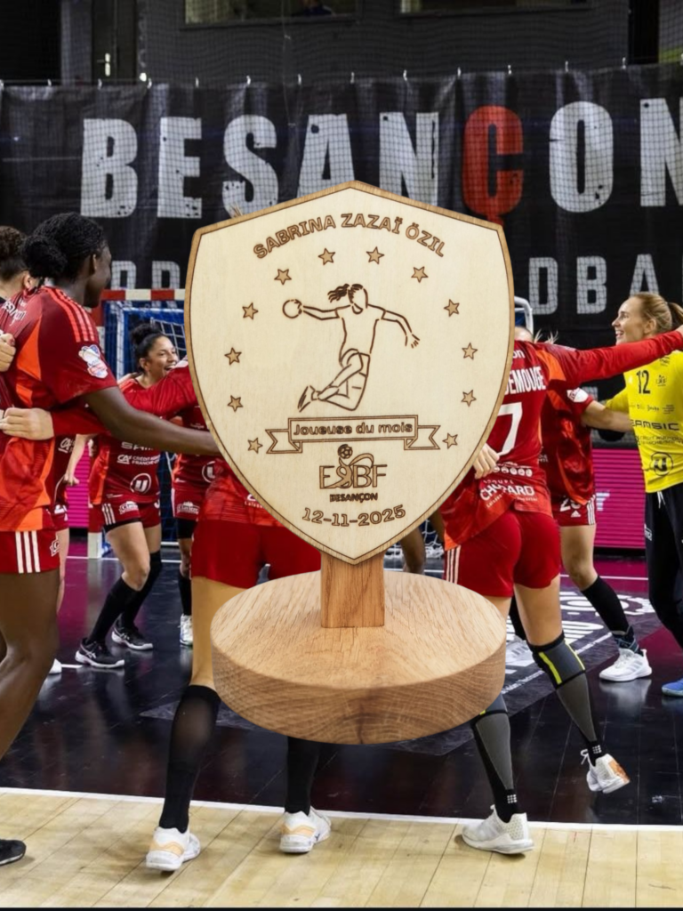 Trophée joueuse du mois ESBF en bois massif, design blason gravé, fabrication artisanale française.
