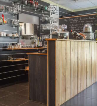 Bar en bois massif sur mesure avec plan de travail, fabrication artisanale française – Manufacture Dubosc & Fils.