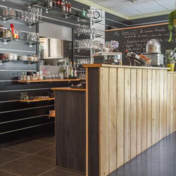 Bar en bois massif sur mesure avec plan de travail, fabrication artisanale française – Manufacture Dubosc & Fils.