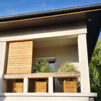 Claustra en bois massif sur mesure laissant passer la lumière, fabrication artisanale française Manufacture Dubosc & Fils.